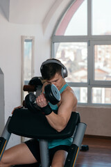 Obraz premium Man training in a gym