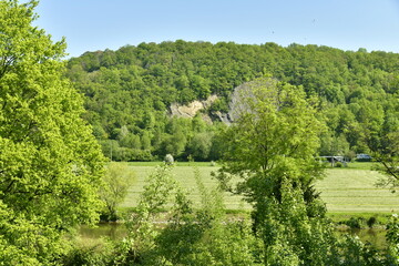 Fototapeta na wymiar L'une des falaises de petit granit sur le flanc d'une colline à Esneux au sud de Liège 
