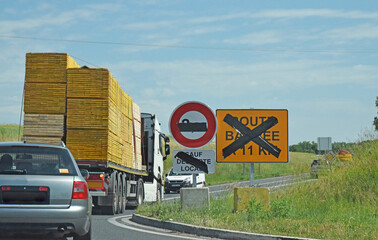 Panneaux provisoire barré : route barrée.