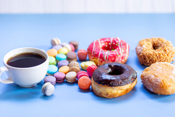 This morning I drank coffee, donuts, macarons and worked at home during the holidays.
