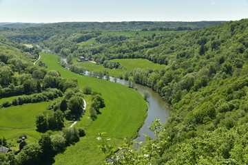 Panorama exceptionnel de la vallée luxuriante de l'Ourthe depuis la falaise de la Roche aux Faucons à Esneux au sud de Liège 