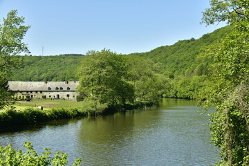 L'Ourthe traversant un paysage bucolique de collines boisées à Esneux au sud de Liège 