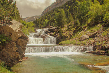 Cascada de Soaso (también conocida como Escalones de Soaso) en el río Arazas, Pirineos, Huesca,...