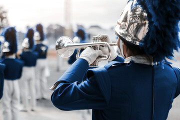 School band performs in marching band - obrazy, fototapety, plakaty