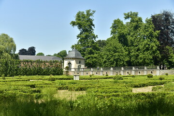 Fototapeta na wymiar Les haies en formes entre les petits chemins au Jardin des Fleurs au parc d'Enghien en Hainaut 