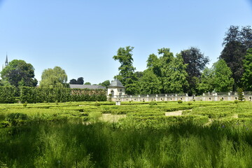 Fototapeta na wymiar Les haies en formes entre les petits chemins au Jardin des Fleurs au parc d'Enghien en Hainaut 