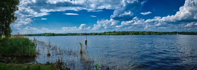 Fototapety  Panoramablick vom "Heckeshorn" am Ufer der Berliner "Insel Wannsee" auf Havel, Wannsee, Grunewald und Schwanenwerder