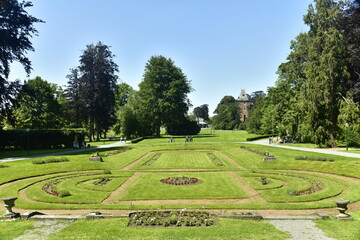 Le jardin du château avec au fond la tour de la chapelle Castralle au parc d'Enghien en Hainaut
