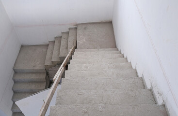 step down concrete in new house structure use lightweight cement brick and white lintel plaster to joint for reinforce in site.