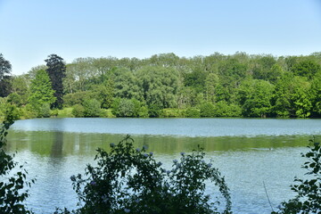 Le "Grand Miroir" sous un ciel bleu azur au parc d'Enghien en Hainaut