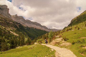 Excursionistas en la ruta de senderismo del hermoso Valle de Ordesa en los Pirineos, Huesca, España. Sendero que discurre por el valle junto al río Arazas.