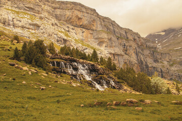 El hermoso Valle de Ordesa en los Pirineos, Huesca, España. Cascada en la ladera de la montaña en...