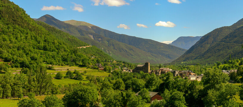 Broto es un municipio de Espa&ntilde;a en la provincia de Huesca, Comunidad Aut&oacute;noma de Arag&oacute;n, Espa&ntilde;a. Peque&ntilde;o pueblo localizado en el valle del r&iacute;o Ara en el Pirineo espa&ntilde;ol.
