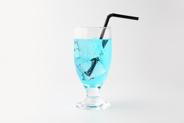 ソーダ ブルーハワイ 冷たい 飲み物 白背景