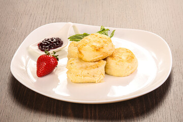 Russian traditional cheesecake – syrniki with jam