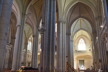 Nef de la cathédrale Saint-Pierre à Poitiers, France