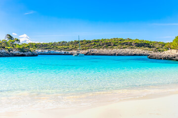 Cala Mondragó im Parc natural de Mondragó einem Naturschutzgebiet im Südosten der spanischen Baleareninsel Mallorca.