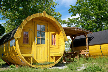 Schlaffass aus Holz zur Übernachtung auf einem Campingplatz in Deutschland