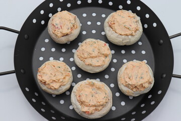 Gefüllte Chamipgnons grillen.