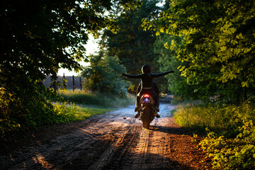 Motocykl na polnej drodze