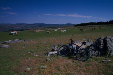 rower góry widok pojazd skała wiosna niebo - obrazy, fototapety, plakaty