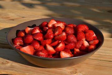 Belle assiette de fraises