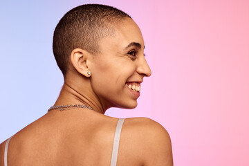Fototapeta na wymiar Smiling woman with shaved head