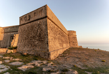 Fototapeta na wymiar Torre de defensa cuadrada en el castillo fortaleza costero de Guardias Viejas, Almería, España