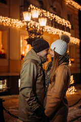 Obraz premium A young couple walks through the streets of a decorated city 3073.