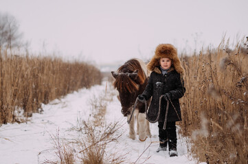 Girls and ponies among the winter reed 3104s