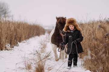 Girls and ponies among the winter reed 3105s