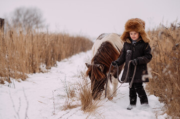 Girls and ponies among the winter reed 3106s