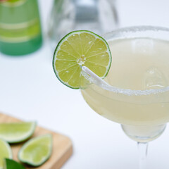 Trago de margarita con limón y sal 