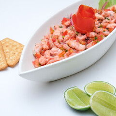 Coctel de ceviche de camaroncillo con galletas saladas y limones.
