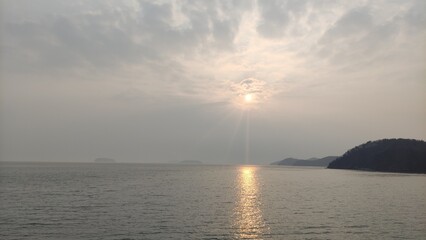 Obraz na płótnie Canvas Cloudy sky and sunset beach in Korea, 한국의 구름많은 하늘과 해가지는 바닷가