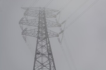 power lines日本の鉄筋で構成された高い高圧電線