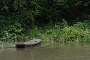 boat on the lake
川に繋がれた古い小さな和船