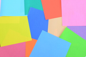 カラフルな紙が何枚もあります。
