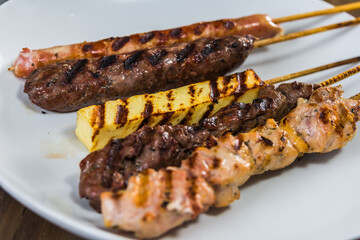 Prato com mix de espetinhos