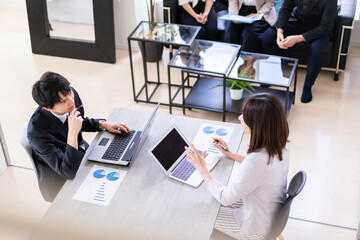 オフィスで仕事をする若いビジネスパーソン