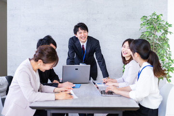 オフィスで仕事をする若いビジネスパーソン