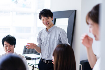 オフィスで仕事をする若いビジネスパーソン