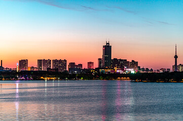 Obraz premium The scenery of Nanhu Park in Changchun, China after sunset