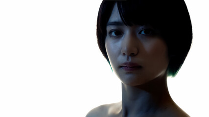 横顔から正面を向く女性　シルエット