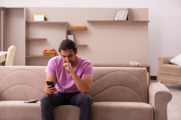 Obraz premium Young man staying at home during pandemic
