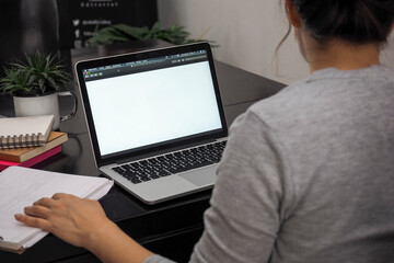 Persona  trabajando o estudiando frente a ordenador