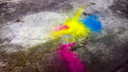 Gises de colores en el piso
