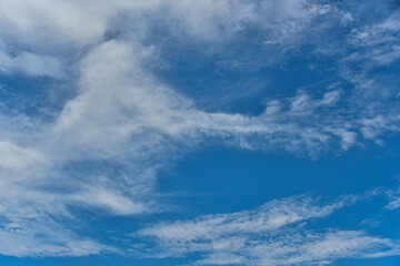 Obraz premium Beautiful white clouds on blue sky background.