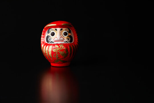 黒背景のだるま