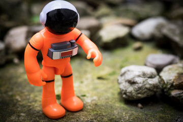 astronauta en zona rocosa © OlgaStock